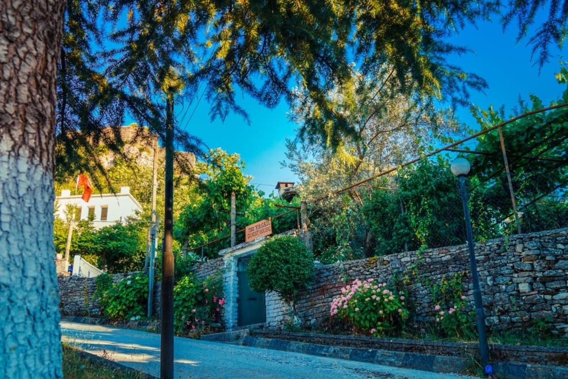 Flora's Guesthouse Gjirokastër Eksteriør billede