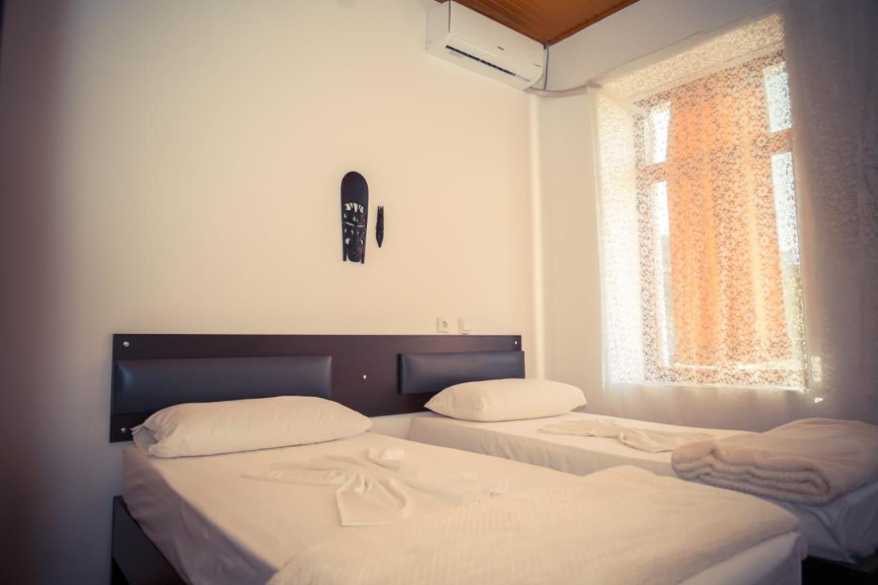 Flora's Guesthouse Gjirokastër Eksteriør billede