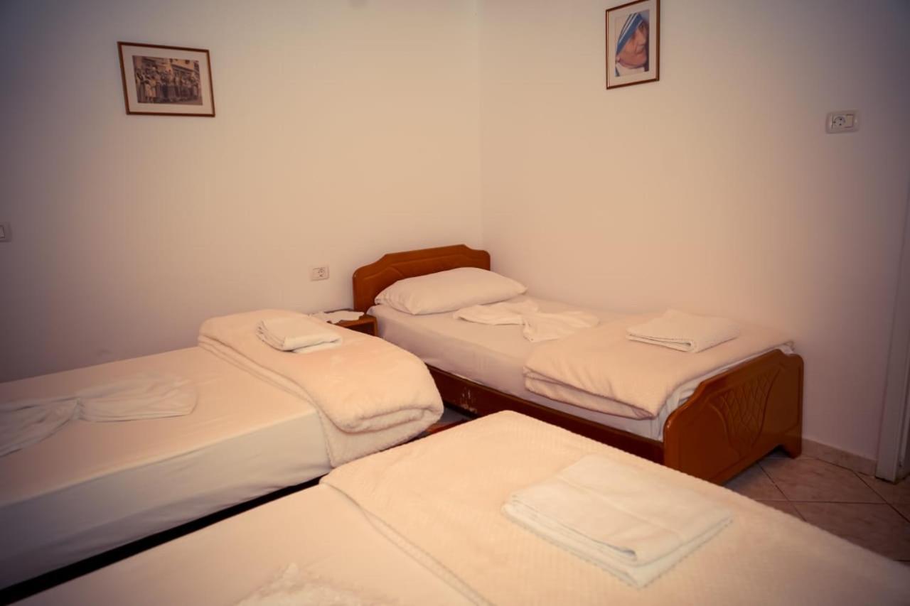 Flora's Guesthouse Gjirokastër Eksteriør billede