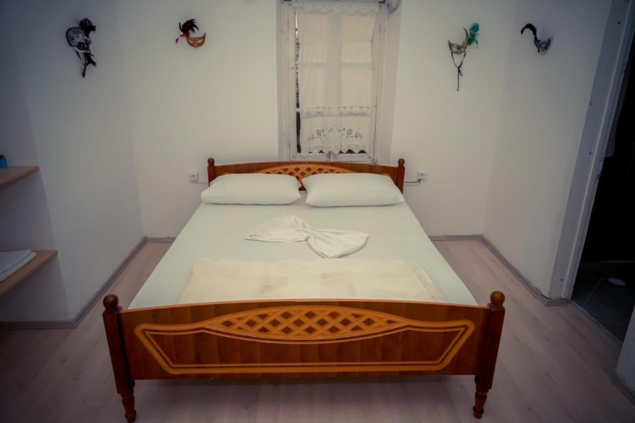 Flora's Guesthouse Gjirokastër Eksteriør billede