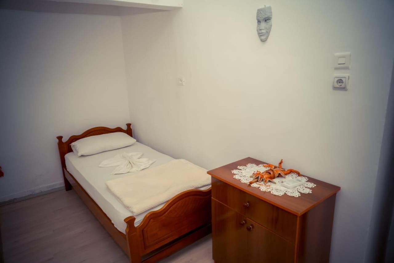 Flora's Guesthouse Gjirokastër Eksteriør billede