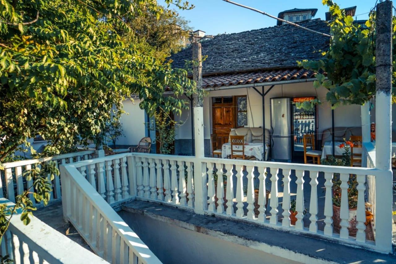 Flora's Guesthouse Gjirokastër Eksteriør billede