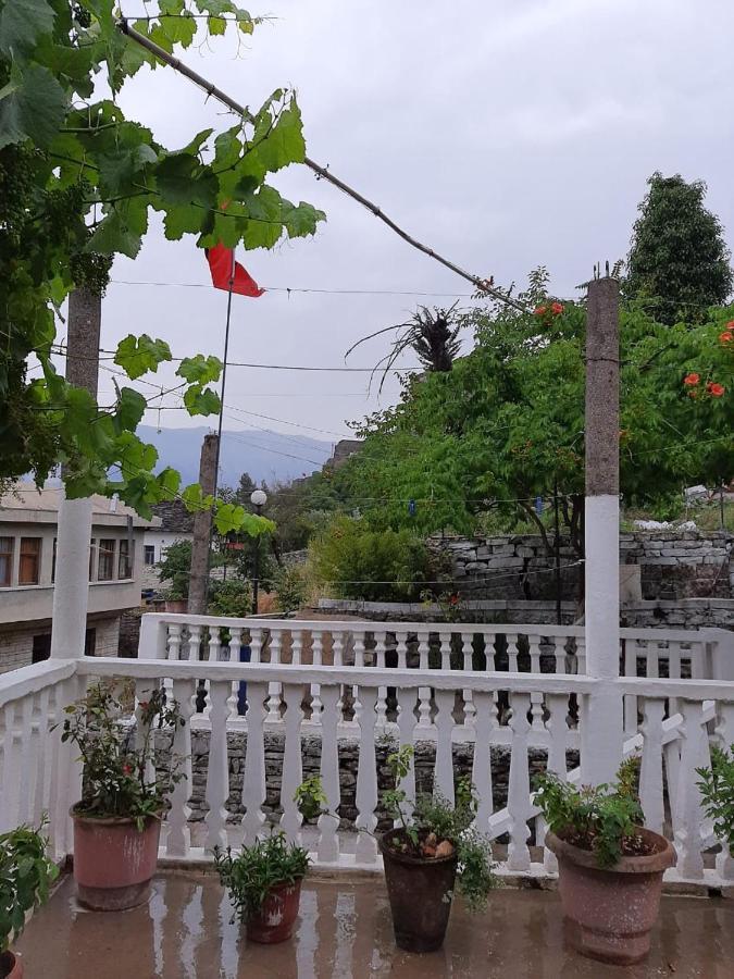 Flora's Guesthouse Gjirokastër Eksteriør billede