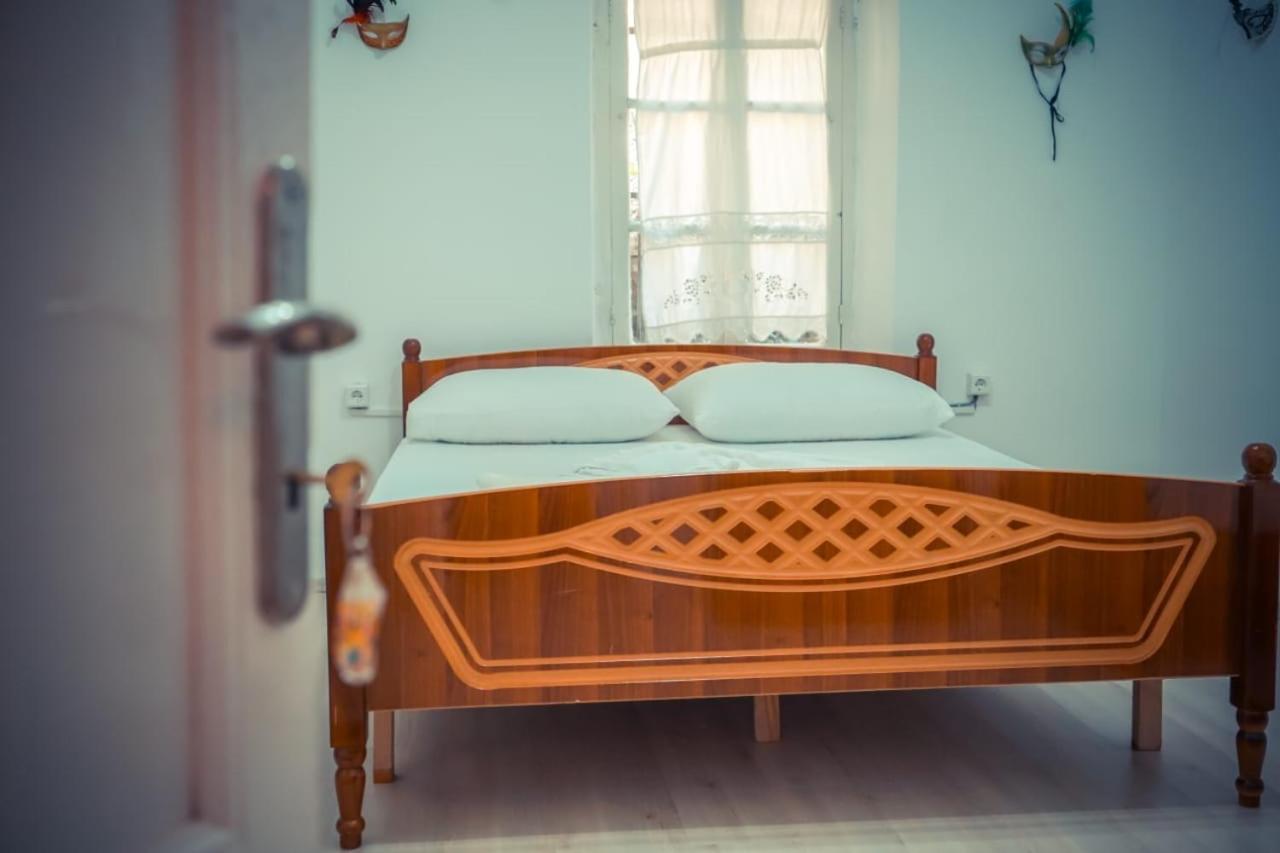 Flora's Guesthouse Gjirokastër Eksteriør billede