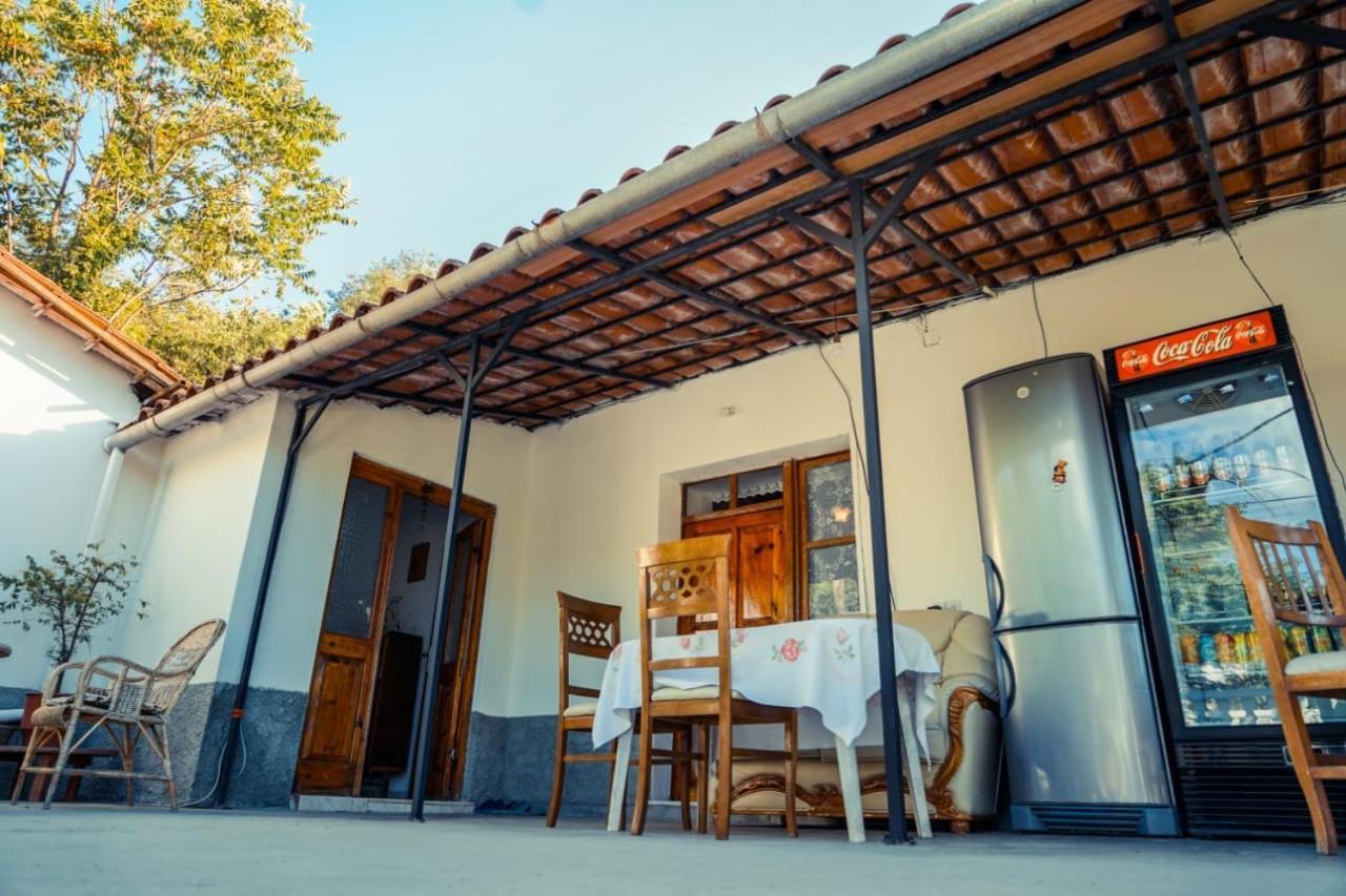 Flora's Guesthouse Gjirokastër Eksteriør billede