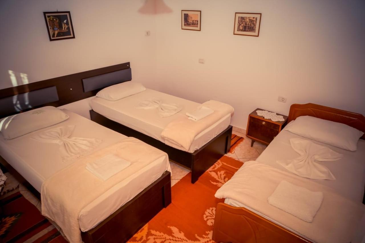 Flora's Guesthouse Gjirokastër Eksteriør billede