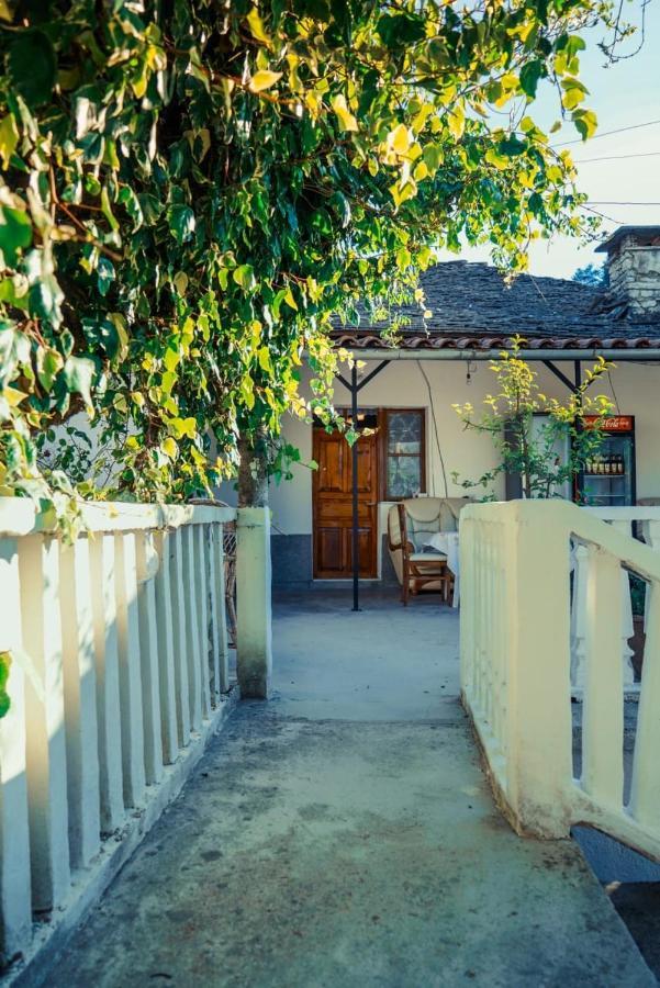 Flora's Guesthouse Gjirokastër Eksteriør billede