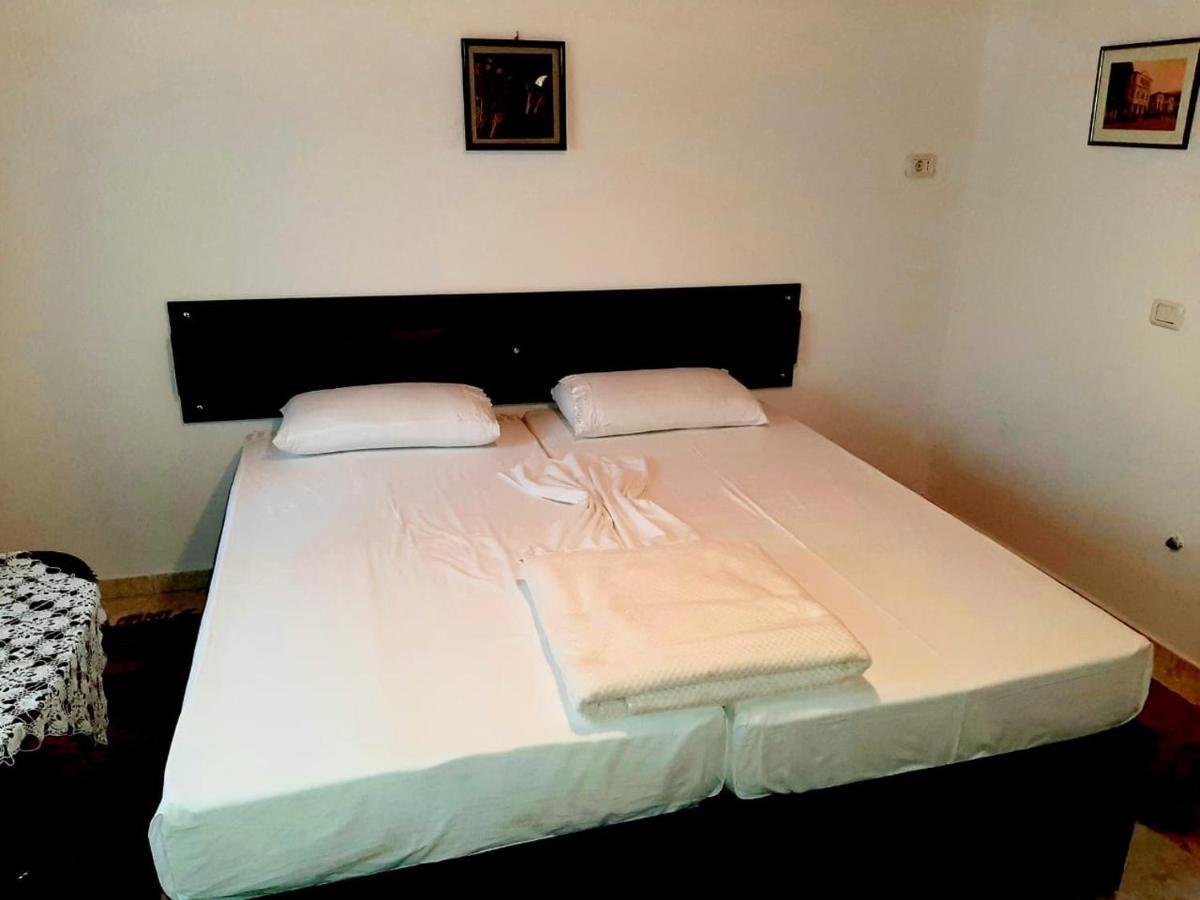 Flora's Guesthouse Gjirokastër Eksteriør billede
