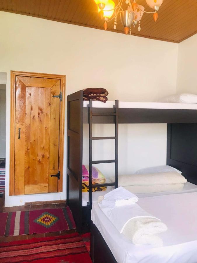 Flora's Guesthouse Gjirokastër Eksteriør billede