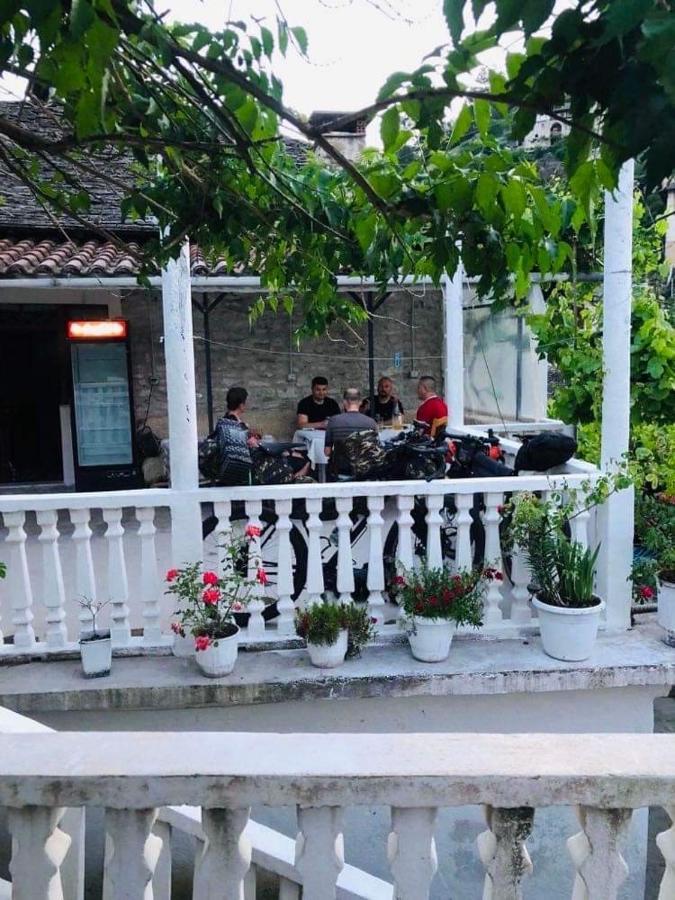 Flora's Guesthouse Gjirokastër Eksteriør billede