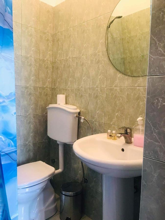Flora's Guesthouse Gjirokastër Eksteriør billede