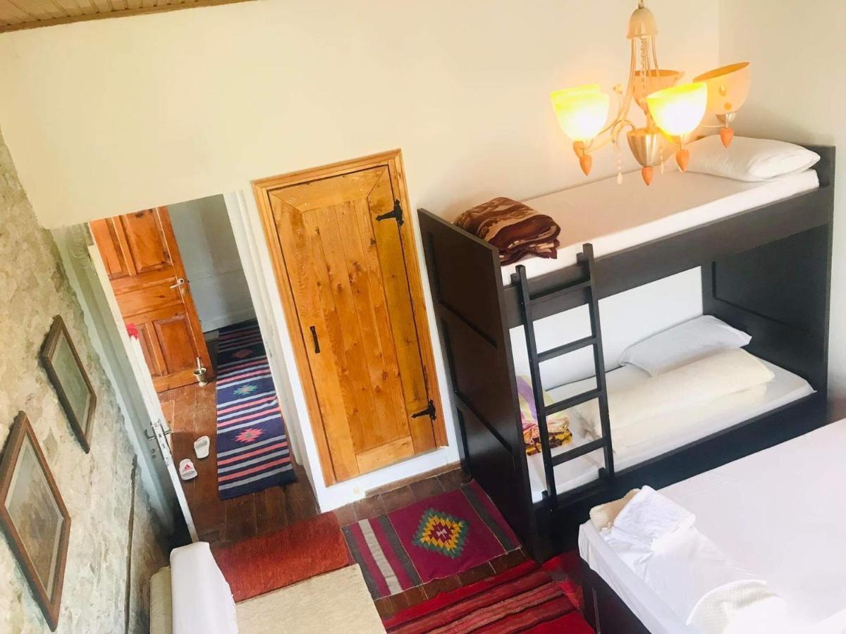 Flora's Guesthouse Gjirokastër Eksteriør billede