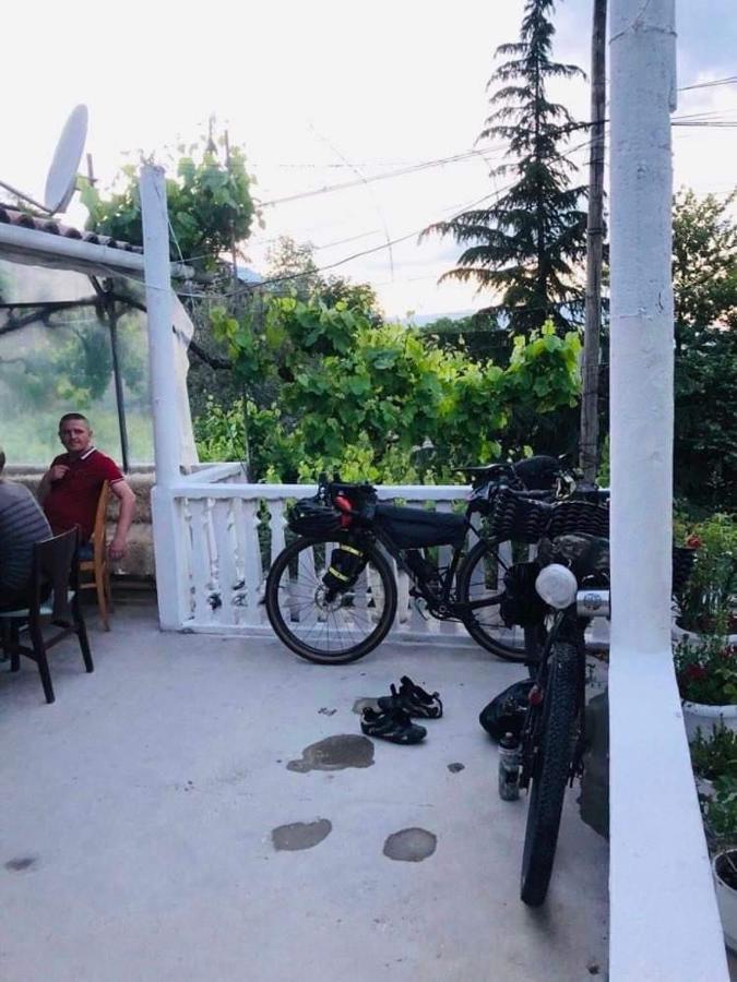 Flora's Guesthouse Gjirokastër Eksteriør billede